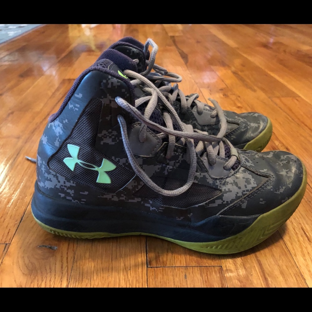 Under armor boys sneakers. Size 4